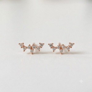 Boucles d'oreilles minimalistes en or jaune 14K 18K avec diamants de laboratoire ronds, clous d'oreilles incurvés, monture unique en grappe, puces de diamants délicates - Product Image 4