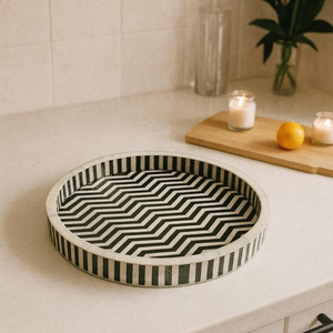 Plateau rond artisanal en os noir avec incrustations, motif chevron et côtés rayés, disponible à prix de gros. - Product Image 1