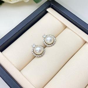 Boucles d'oreilles rondes en argent S925 avec perle d'eau douce de 7 mm, qualité impeccable, style simple, élégant et raffiné - Product Image 2