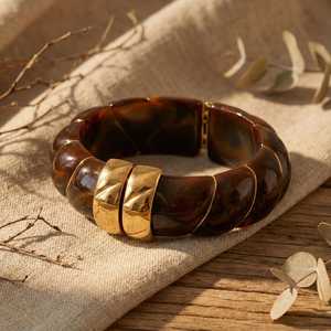 Brazaletes de Resina Hechos a Mano con Diseño Curvo Grabado y Moldura de Latón por Universal Overseas - Product Image 6