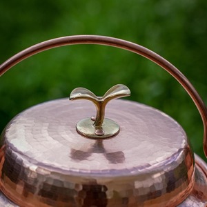 Olla de Cobre Hecha a Mano con Acabado Martillado, Diseño Vintage, Forma Redonda, Utensilios de Cocina de Metal Duradero con Tapa - Product Image 2