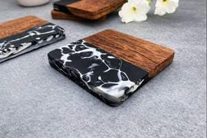 Mesa de Centro Decorativa de Madera de Nogal Negro Oscuro con Resina Epoxi Blanca y Negra, Obra de Arte Única Hecha a Mano - Product Image 2