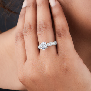 VABS DIAMOND IGI Certified 2,83 Ctw Anillo de compromiso de moissanita redondo Piedra lateral elegante Diseño más de tendencia para pedidos a granel - Product Image 4