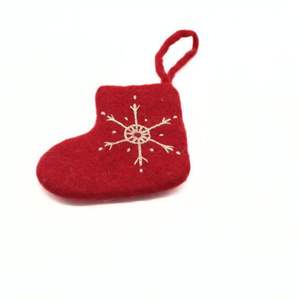 Chaussette de Noël rouge classique en laine faite à la main - Feutre doux et écologique avec design personnalisé - Product Image 1