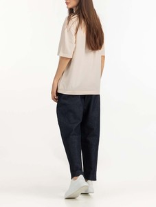 Camiseta Informal Transpirable Premium para Mujer, Camiseta Beige Extra Grande, Camiseta Clásica Beige con Hombros Caídos, Corte Moderno Extra Grande - Product Image 2