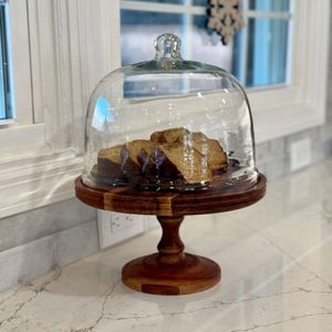 ชั้นวางเค้กไม้สำหรับใช้ในร่ม พร้อมฝาครอบแก้ว สำหรับเก็บขนมหวานและตกแต่งโต๊ะอย่างสวยงาม - Product Image 1