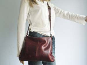 กระเป๋าโท้ทหนังแท้สีพื้นทำมือขนาดใหญ่สำหรับผู้หญิง ดีไซน์หูหิ้วพร้อมสายสะพายคู่แบบซิป - Product Image 2