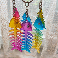 Llavero de recuerdo con dijes de colores elegantes, diseño 3D de espina de pescado de hierro, impresión UV, material PS duradero, aniversario