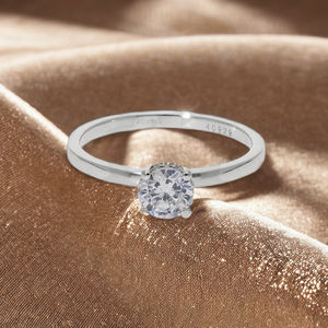 Anillo solitario de oro amarillo de 14 quilates con diamante natural redondo brillante en Ajuste clásico de cuatro puntas para uso diario elegante - Product Image 1