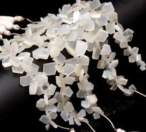Cuentas facetadas de piedra lunar blanca natural para la fabricación de joyas, cuentas irregulares de piedra lunar blanca con forma de diamante. - Product Image 2