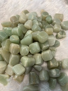 Pierre d'aventurine verte polie, roulée, aux couleurs apaisantes et profondes, surface lisse et arrondie, texture raffinée pour collections de cristaux - Product Image 1