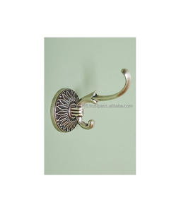 Crochets muraux traditionnels en laiton, idéaux pour les panneaux en bois, les armoires, les portes, les intérieurs classiques, offrant un support mural fiable. - Product Image 2