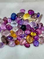 Saphirs multicolores d'Inde et de Sri Lanka, pierres précieuses en vrac, principalement utilisées pour les bijoux haut de gamme tels que des bagues et des pendentifs uniques et sur mesure.