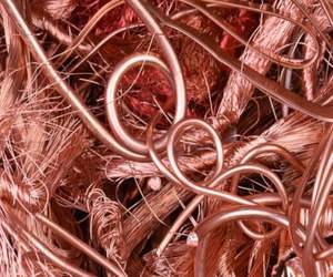 เศษลวดทองแดงคุณภาพสูงราคาถูก มีจำหน่ายจำนวนมาก เหมาะสำหรับโรงงานผลิตและโครงการรีไซเคิลโลหะ - Product Image 1