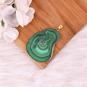 Pendentif tendance en malachite naturelle, stalactite, laiton plaqué or, 24,1 g, pierre verte unique - Product Image 1