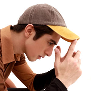 Gorra de mezclilla 100% algodón con lavado ácido y efecto desgastado, estilo urbano deportivo de 5 paneles, con logotipo personalizado y cierre trasero con hebilla metálica, al por mayor - Product Image 4