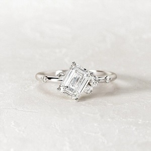 Anillo de Diamantes con Certificado IGI GIA, Corte Esmeralda, 1.20 Quilates, Oro Blanco de 14k, Talla 6 - Product Image 3