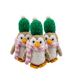 Ensemble de décorations de Noël premium traditionnelles en tricot écologiques, 3 pingouins verts avec chapeaux et écharpes roses, faits à la main pour l'intérieur - Product Image 1