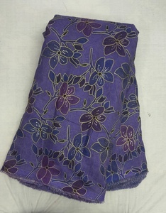 Tissu en lin pur de qualité supérieure, imprimé, naturel et respirant, idéal pour les costumes et les saris, parfait pour la confection de kurtis élégants pour femmes. - Product Image 4