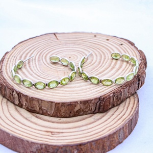 Pendientes de Aro Abiertos con Bisel de Peridoto Ovalado Natural de Plata de Ley 925 al por Mayor - Memoria Jewels - Product Image 6