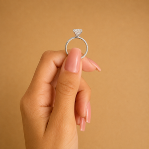 Bague de fiançailles en or 14 carats avec diamant ovale de 2,5 carats de taille TCW, cultivé en laboratoire, pavé de pierres latérales, halo caché, certifié IGI, clarté VVS2, couleur E - Product Image 2