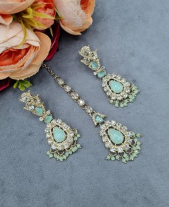 Parure de bijoux ethniques plaqués or antique avec collier, boucles d'oreilles et mangtika en pierre de cristal taille poire, pour occasions festives, vente en gros - Product Image 6
