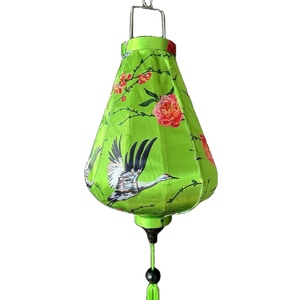 Lanterne en soie de luxe, fabriquée à la main au Vietnam, lanterne décorative en tissu pour mariage, festival, événement, maison, jardin, restaurant, design d'ambiance - Product Image 1