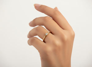 Anillo de Boda Apilable para Mujer, Hecho a Mano, Oro 10k, Diseño Minimalista Moderno, con Diamante VVS1 Cultivado en Laboratorio y Engaste de Puntas - Product Image 3