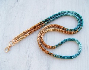 Chaîne de corps artisanale en perles et cordon, dégradé turquoise à or, avec porte-carte d'identité pour événements professionnels, expositions et usage quotidien - Product Image 5