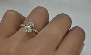 Anillo de compromiso de oro macizo de 14K y 18K con diamante de laboratorio ovalado de 2.50 quilates, engaste pavé, solitario clásico, para mujer, uso diario - Product Image 5