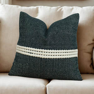 Housse de coussin tissée design à rayures en coton doux et écoresponsable pour la décoration du salon - Product Image 3