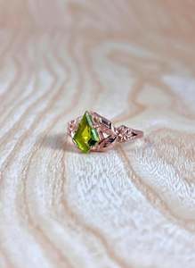 Bague de fiançailles en péridot taillé en forme de cerf-volant, inspirée de la nature gothique, faite à la main, en forme de vigne, pour femme, bijoux en argent sterling - Product Image 2