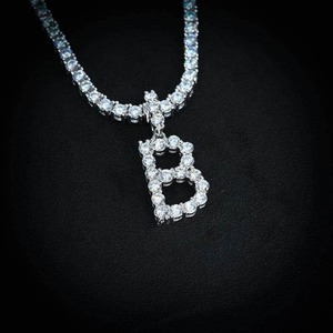 Collier pendentif en moissanite de qualité supérieure pour elle, bijoux au lueur éclatant et au design moderne, disponible au prix d'exportation - Product Image 1