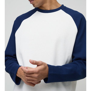 Camiseta de Manga Larga Raglán para Hombre, Blanca con Contraste Azul Marino, Tejido de Algodón, Cuello Redondo, Corte Regular Informal - Product Image 3