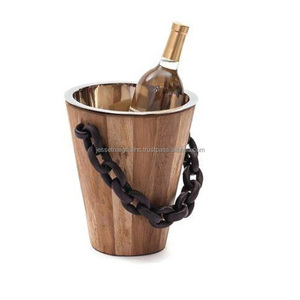 Cubo de hielo hecho de hoja de Metal y madera con acabado pulido brillante y de pulido de madera Mango de cadena negro de forma redonda Lo mejor para Artículos de bar - Product Image 1