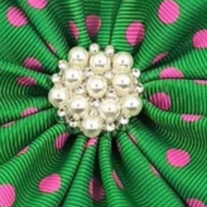 Broche de Flor Plateado, Accesorio Floral de Lujo para Mujer, Joyería Elegante con Centro de Cristal y Diseño de Pétalos de Tela - Product Image 6
