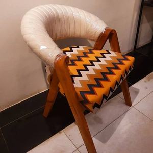 Silla Tapizada Premium para Sala de Estar, Fabricada con Espuma de Alta Resiliencia, Estructura Reforzada, Acabado Elegante para Comodidad Diaria - Product Image 1