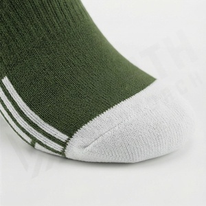 Chaussettes rayées vertes jusqu'aux genoux avec bandes jaunes et blanches, chaussettes de basket-ball en coton respirant pour adultes, à porter en été - Product Image 6