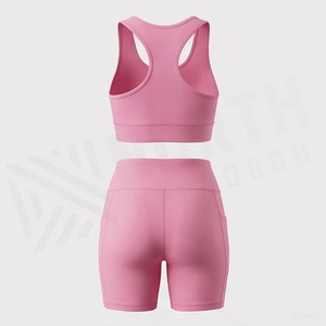 Conjunto de yoga sin costuras para mujer, sujetador deportivo rosa con espalda cruzada y pantalones cortos de cintura alta con bolsillos - Product Image 2