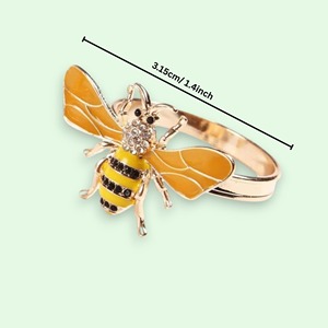 Hermoso anillo para servilletas con diseño de libélula y detalles de cristal que aporta un brillo deslumbrante a la presentación de servilletas y a la dispensación de regalos. - Product Image 3