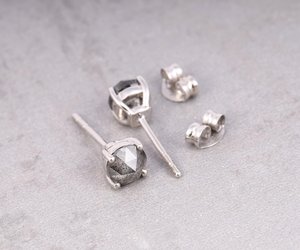 Boucles d'oreilles tendance en diamant sel et poivre taille ronde, clous sertis à quatre griffes, diamant naturel rustique, bijoux en or raffiné pour le quotidien - Product Image 6