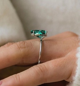 Bague élégante en argent sterling avec diamant vert taille poire, sertie solitaire, cadeau de promesse pour femme, bijou élégant pour le quotidien - Product Image 2