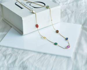 Collar Vedic Harmony Navratna de Oro Amarillo de 18K con Nueve Piedras Preciosas Naturales de Alineación Celestial - Product Image 1