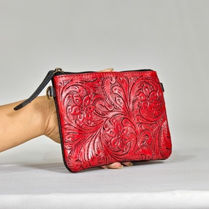 Bolso bandolera de cuero genuino rojo con diseño floral repujado, estilo bohemio, correa única y cierre de cremallera para uso diario. - Product Image 2