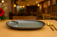 Assiette de service ovale en céramique avec compartiments séparés pour aliments et sauces, design minimaliste, passe au lave-vaisselle