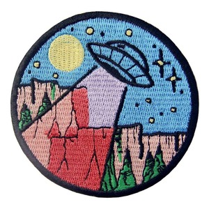 Parche Circular Ecológico de Fieltro No Tejido Bordado con Escena de OVNI y Desierto, Aplique Cosido para Regalos - Product Image 1