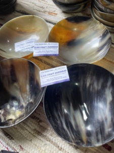 Bol à salade en corne de buffle de style américain, léger, poli à la main, écologique, jetable et compatible lave-vaisselle de ILAHI - Product Image 1