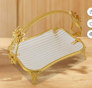 Grand panier carré doré contenant quatre récipients circulaires en métal découpés au laser, disponibles à prix de gros. - Product Image 2