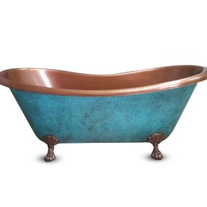 Bañera independiente de cobre antiguo con acabado en patina y patas de gato, diseño tradicional para baño. - Product Image 1