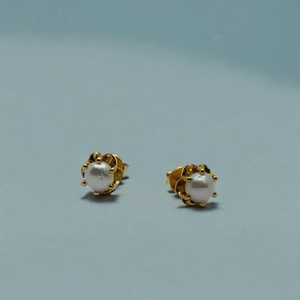 Pendientes de Perlas Doradas, Diseño Redondo Clásico, Joyería Elegante y Minimalista para Mujer, Uso Diario y para Fiestas - Product Image 3